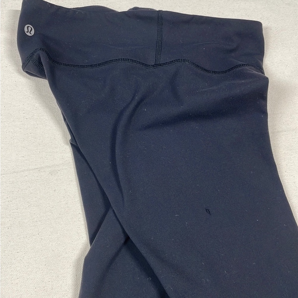 Lululemon Athletica Sz4 Black 21' crop legging SMALL HOLE - Picture 11 of 12